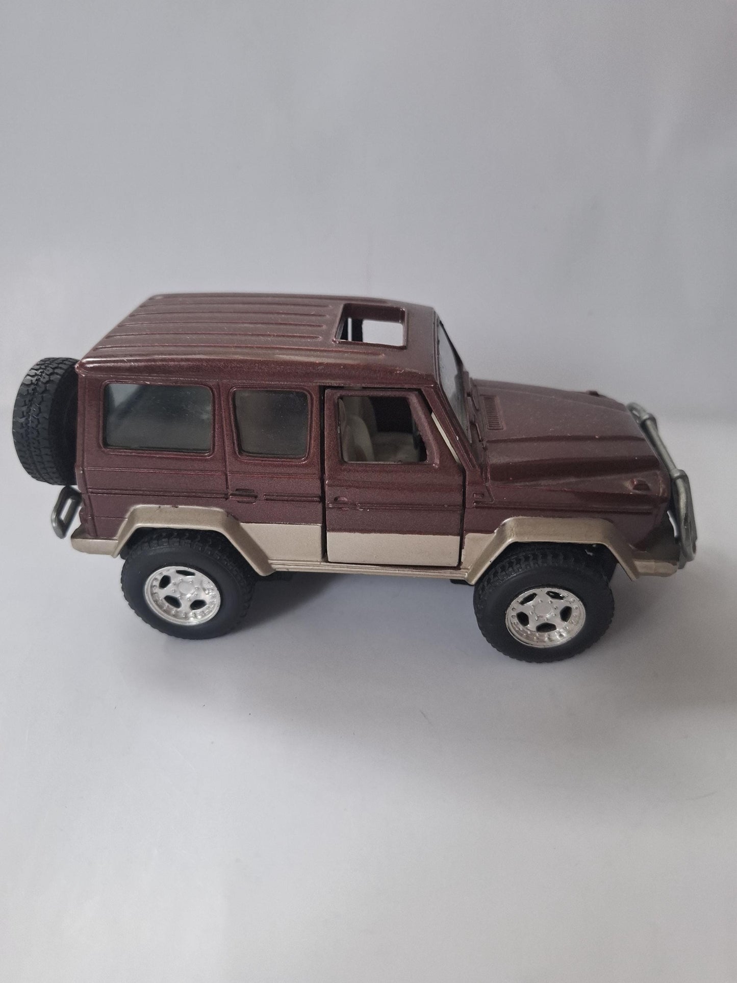 Diecast NewRay 1/32 Scale Super Friction 44323 - Mercedes Benz 300GD - Met Marron color