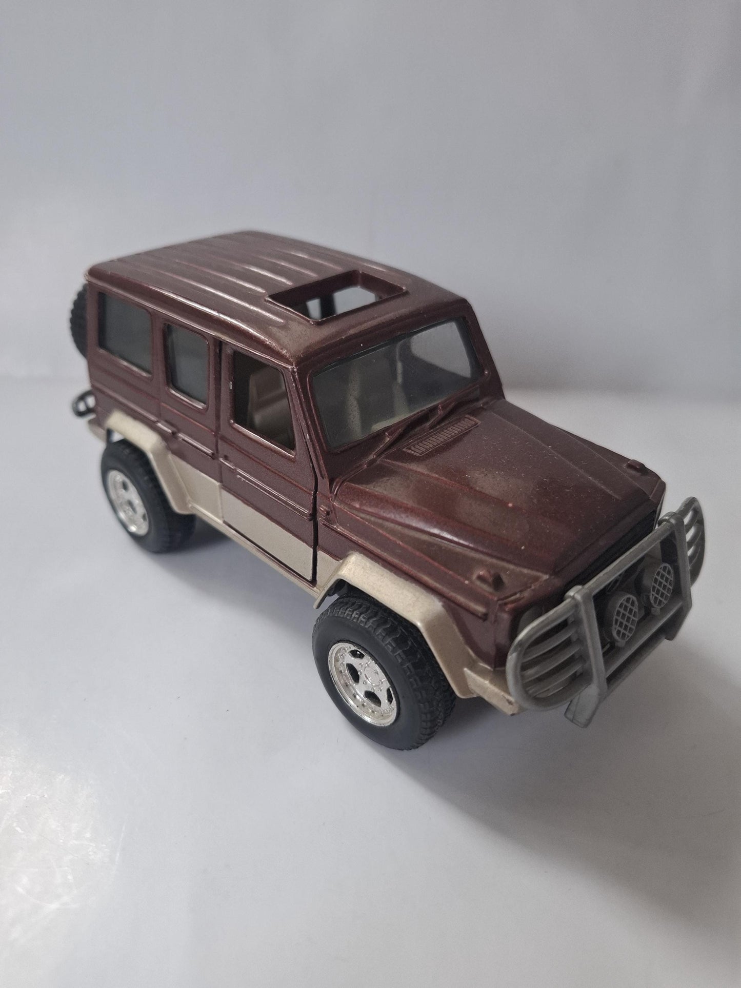 Diecast NewRay 1/32 Scale Super Friction 44323 - Mercedes Benz 300GD - Met Marron color