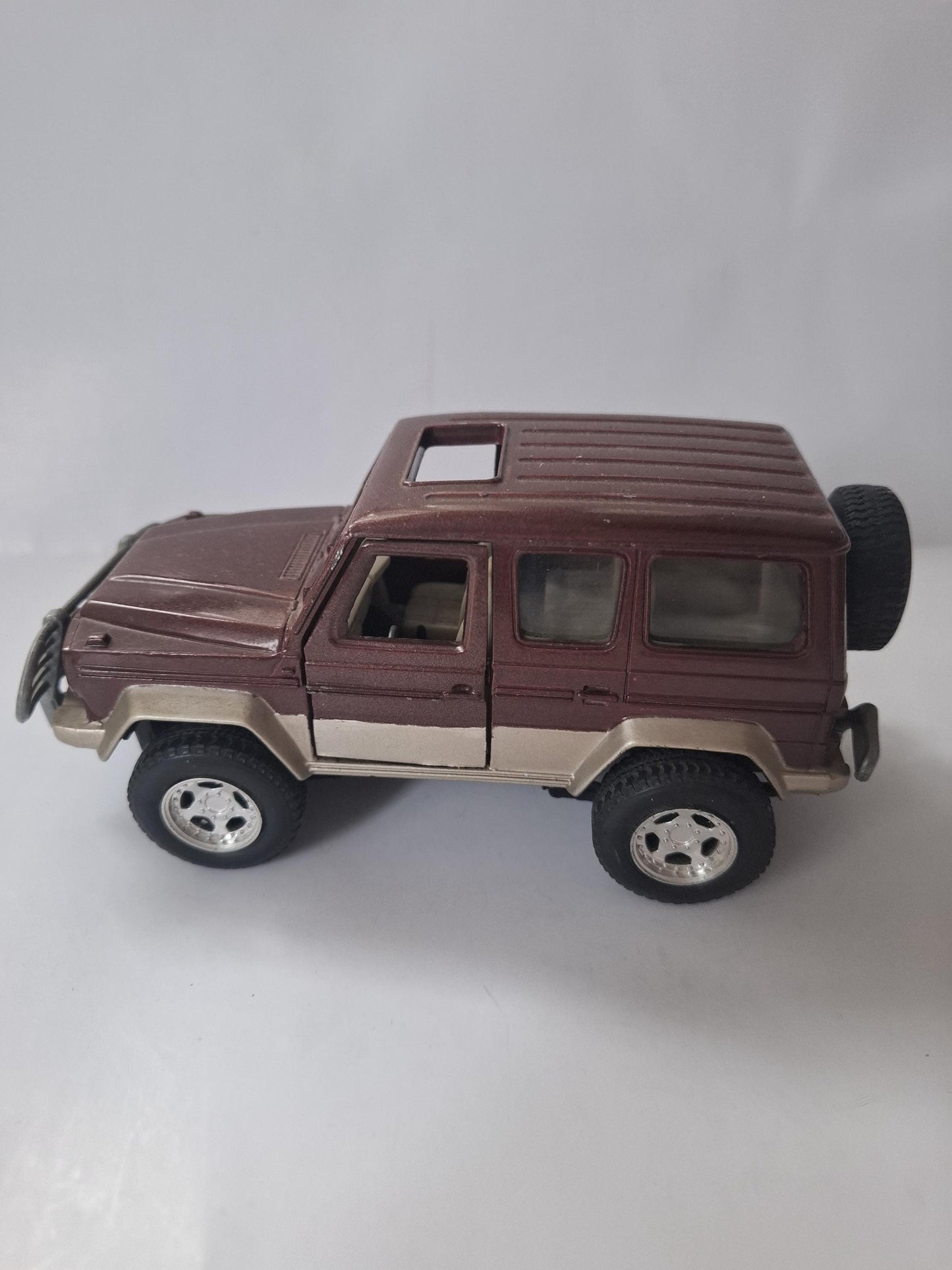 Diecast NewRay 1/32 Scale Super Friction 44323 - Mercedes Benz 300GD - Met Marron color