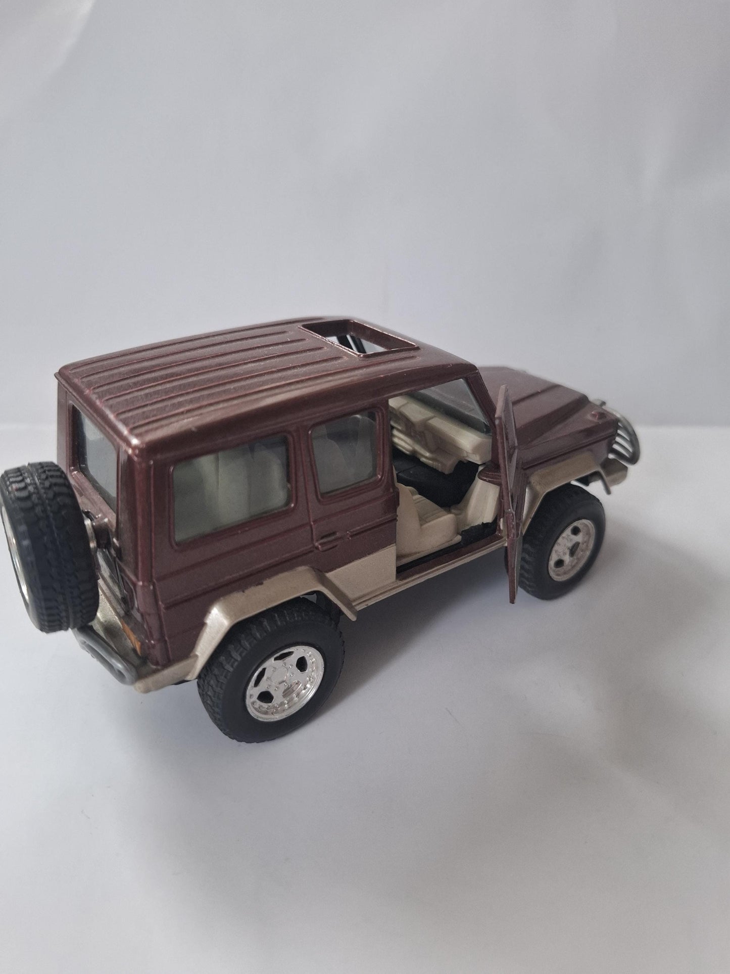 Diecast NewRay 1/32 Scale Super Friction 44323 - Mercedes Benz 300GD - Met Marron color