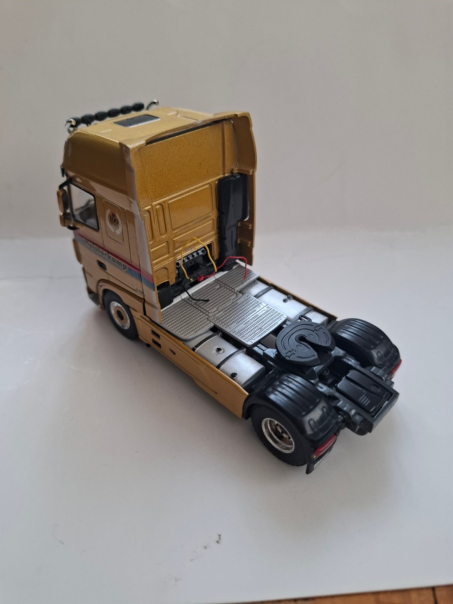 WSI 1:50 DAF XF Super Space Cab “100 Years Heisterkamp” Die-Cast Model Truck & Reefer Trailer