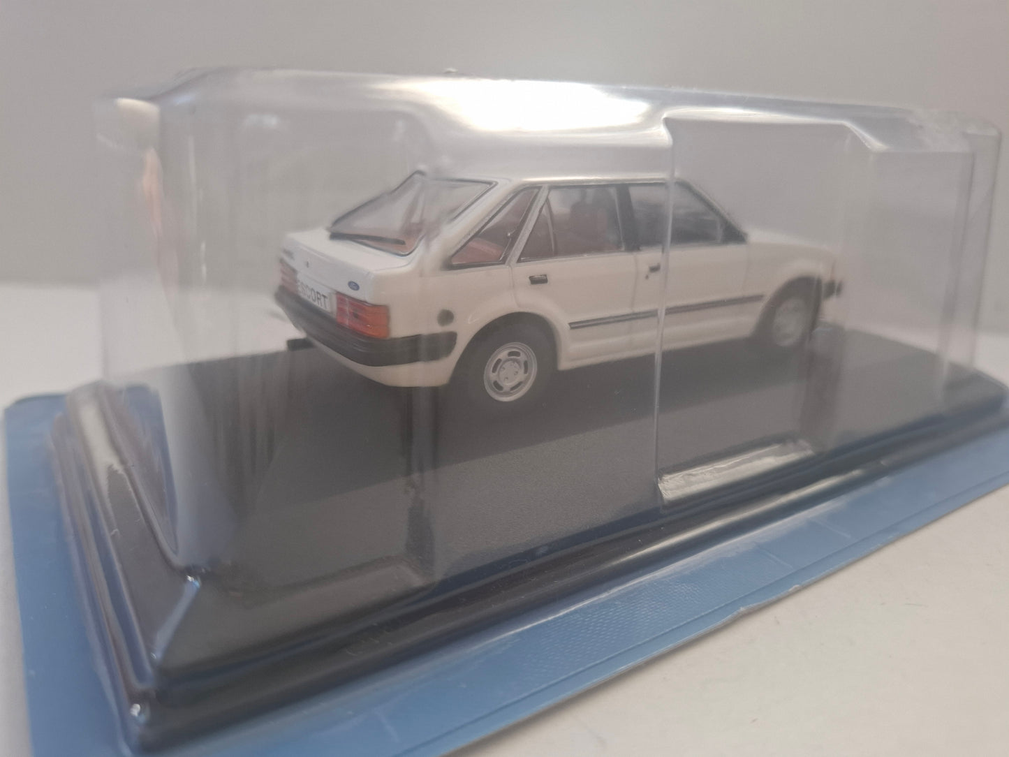 Hachette 1982 Ford Escort GL White – 1:43 Die-Cast “Unforgettable Cars” Series – New in Display Case