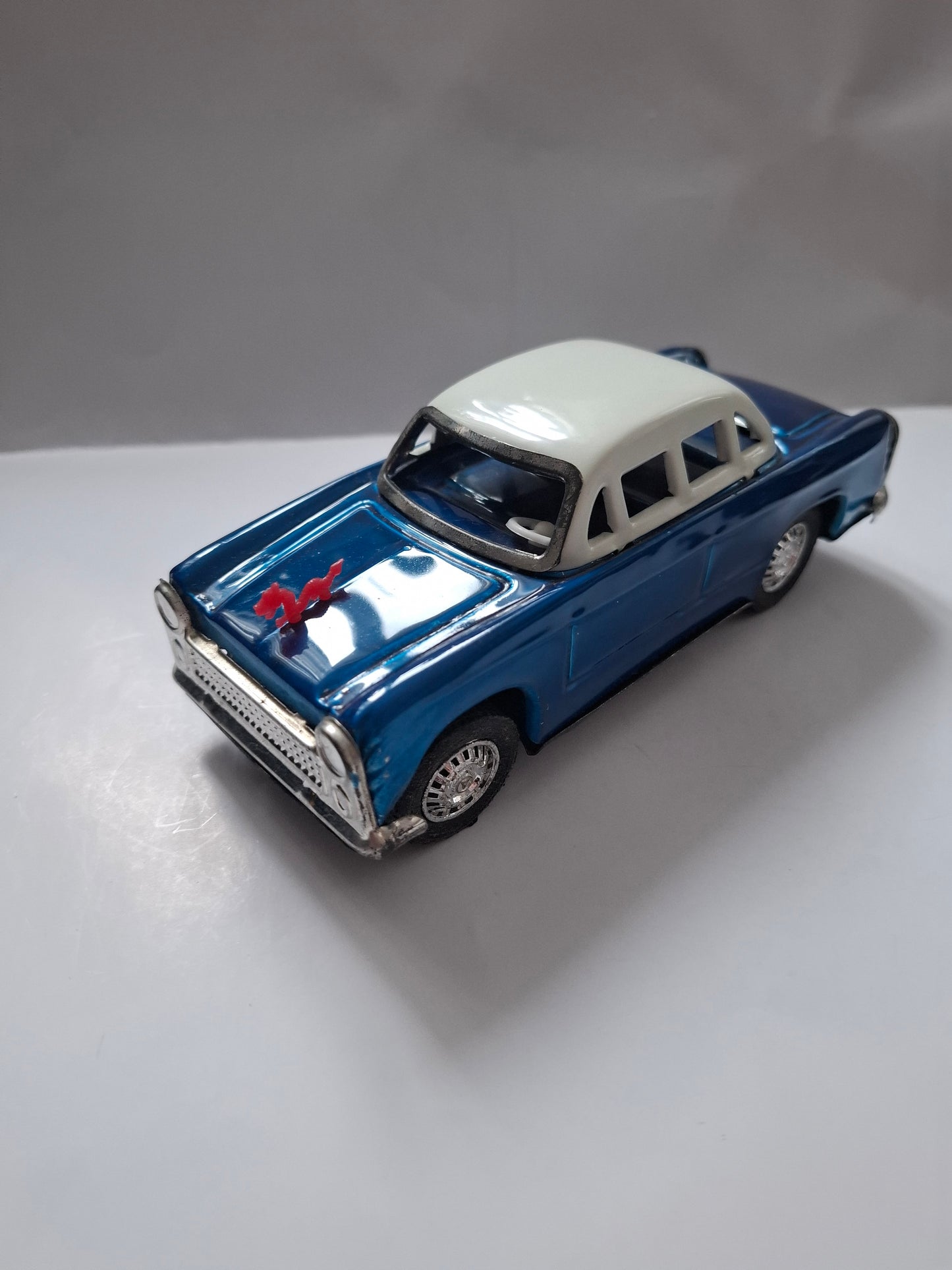 Vintage MF 032 Dong Feng Sedan – Tin Friction Toy with Original Packaging