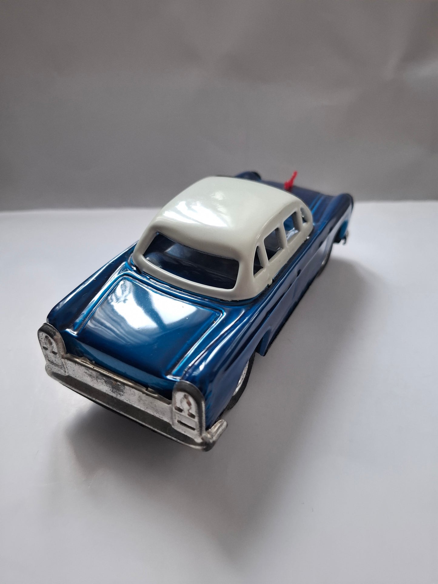 Vintage MF 032 Dong Feng Sedan – Tin Friction Toy with Original Packaging