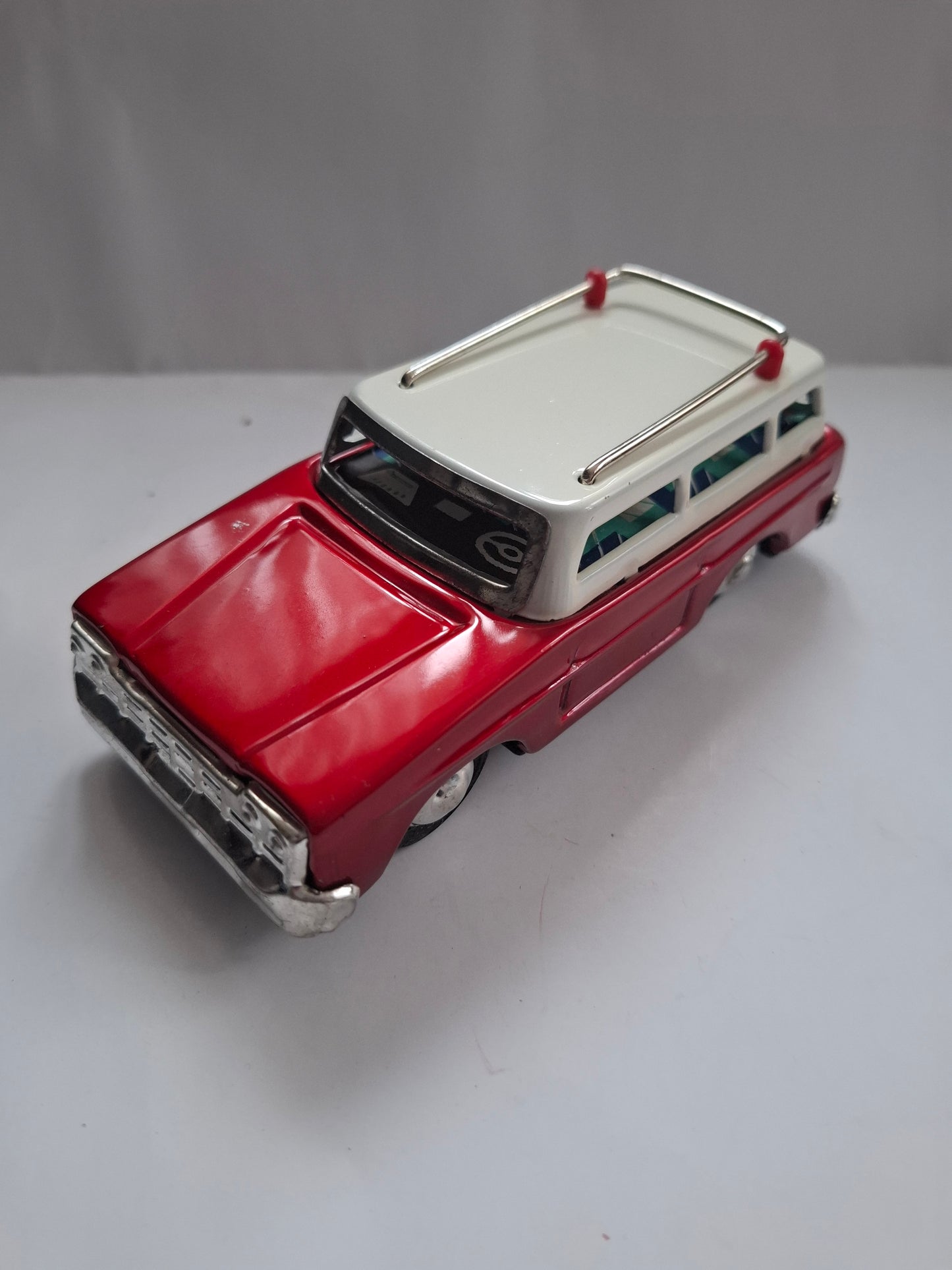 Rare Candy Red Station Wagon Car Tin Friction Toy MF 731 -made in china