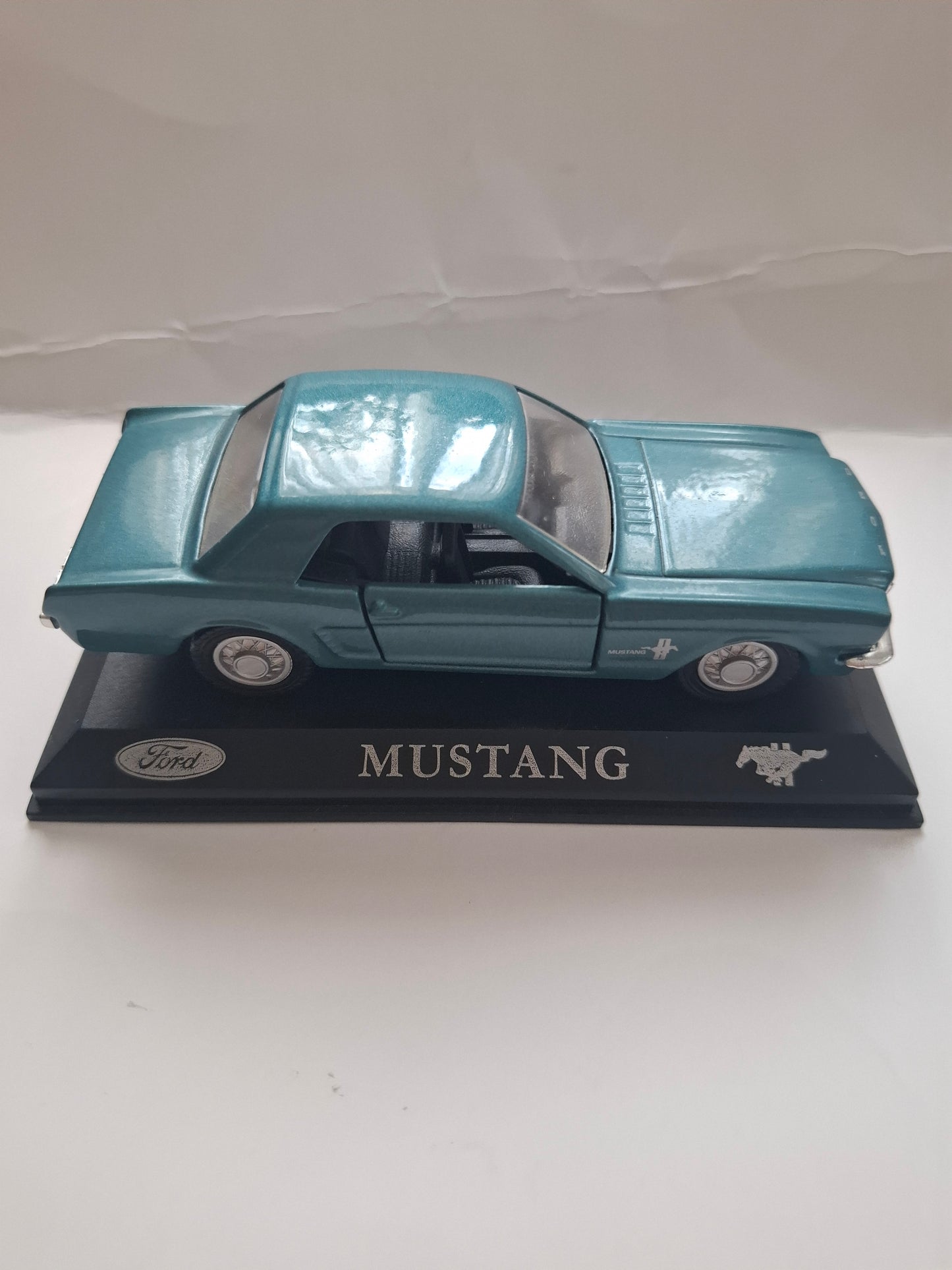 Vintage Maisto 1:38 Scale Sports Car Set – 1953 & 1957 Corvettes, Ford Mustang & Jaguar E-Type — Greece Distribution