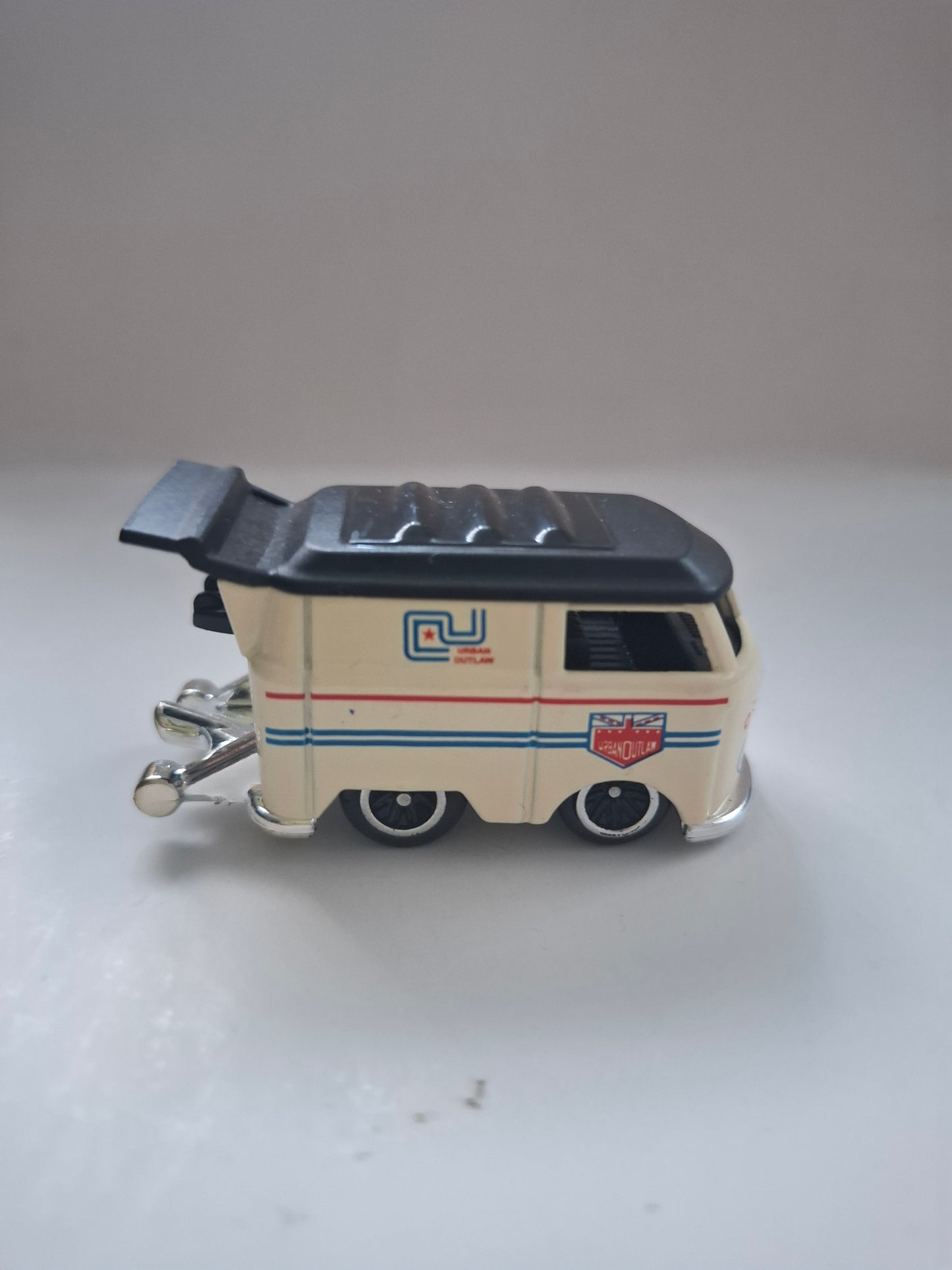 Hot Wheels Volkswagen Kool Kombi Transporter Van – White Diecast Collectible