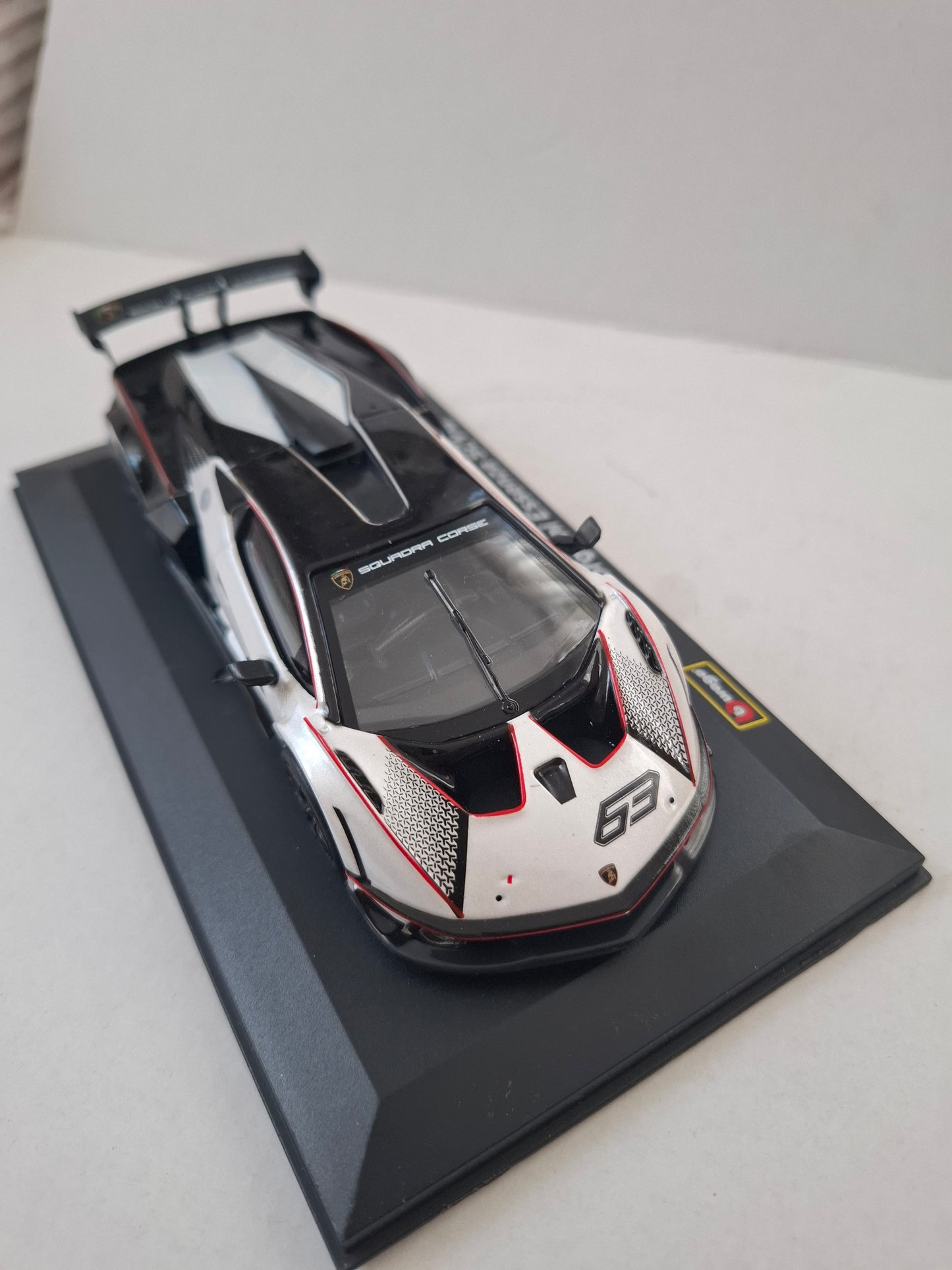 Lamborghini Essenza SCV12 year 2021 white metallic / black 1:32 Bburago