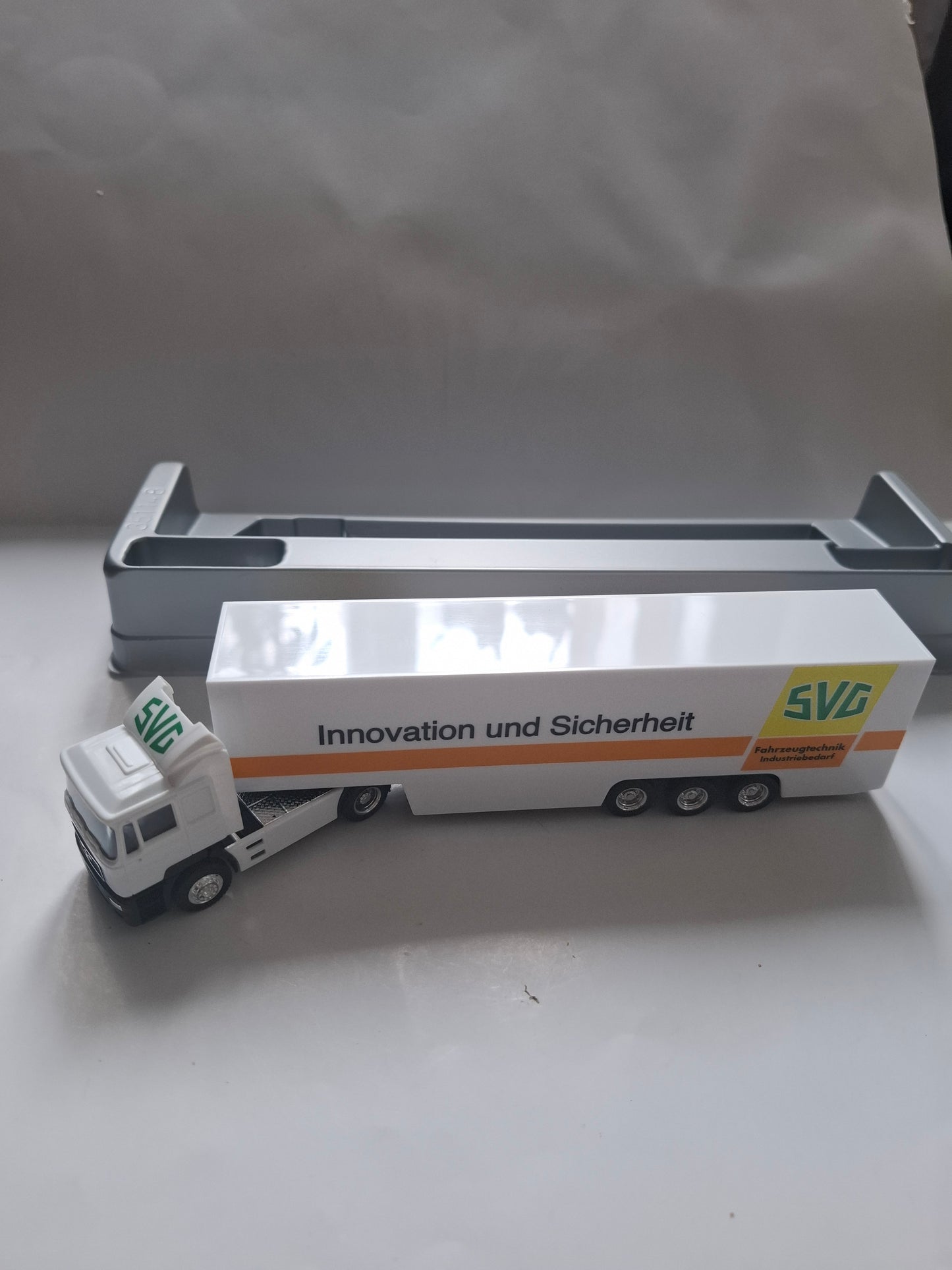 1:87 MAN F90 Truck with Box Trailer – SVG Branding – 1986 Classic – Original Box