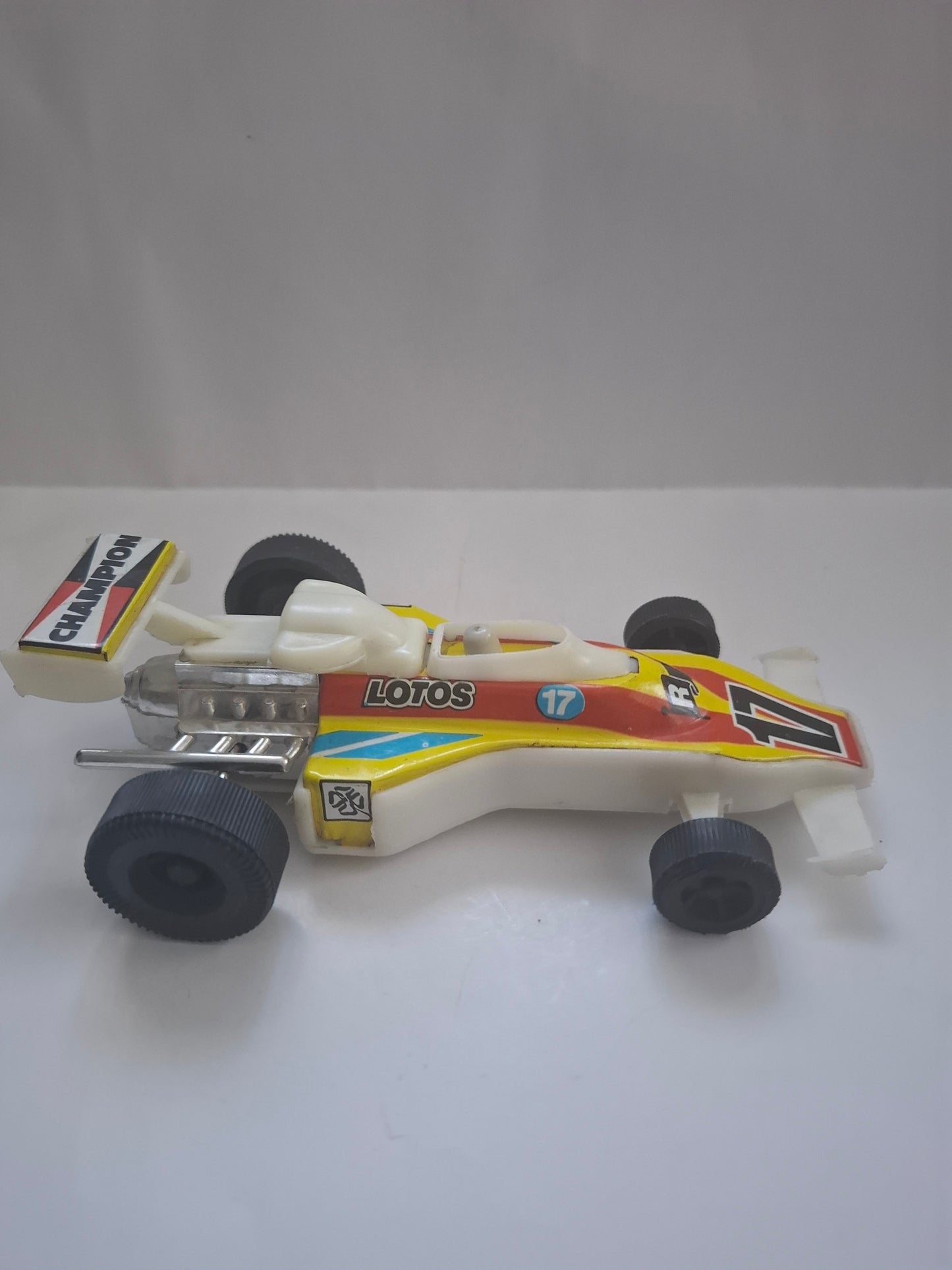 Vintage 1970s Plastic Race Car Toy N 17 – Formula 1 "LOTOS"