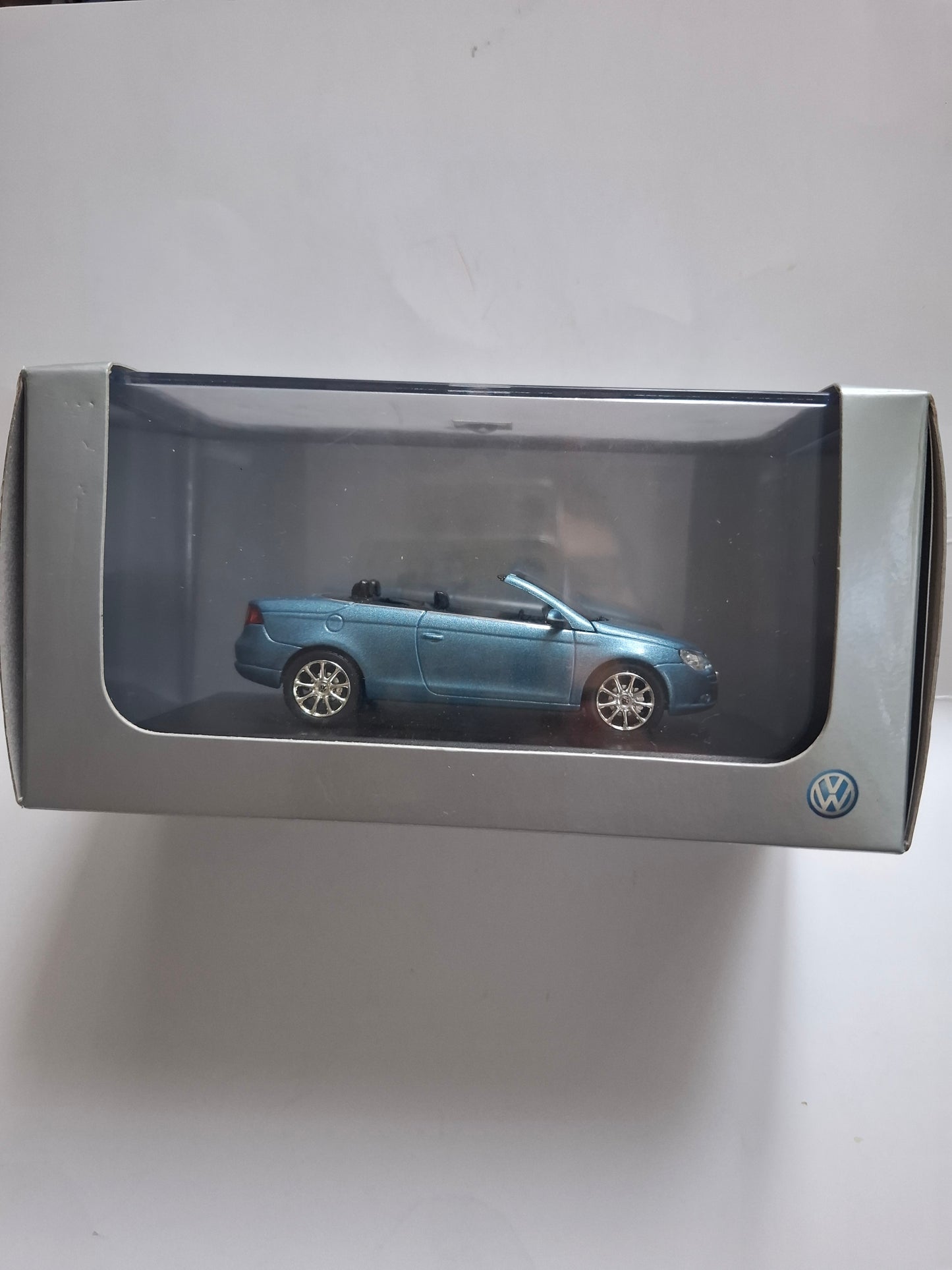 NOREV 1:43 VW Eos Cabriolet – Blue Metallic Dealer Model with Hardtop – Die-Cast Collectible