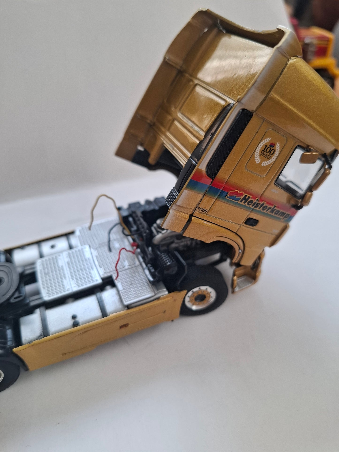 WSI 1:50 DAF XF Super Space Cab “100 Years Heisterkamp” Die-Cast Model Truck & Reefer Trailer