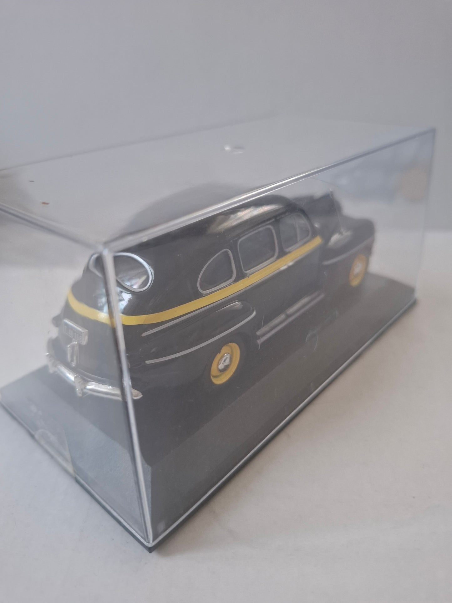 1:43 Ford Fordor Sedan 1947 Istanbul Taxi – IXO/Altaya World Taxi – Display Model – Used Good