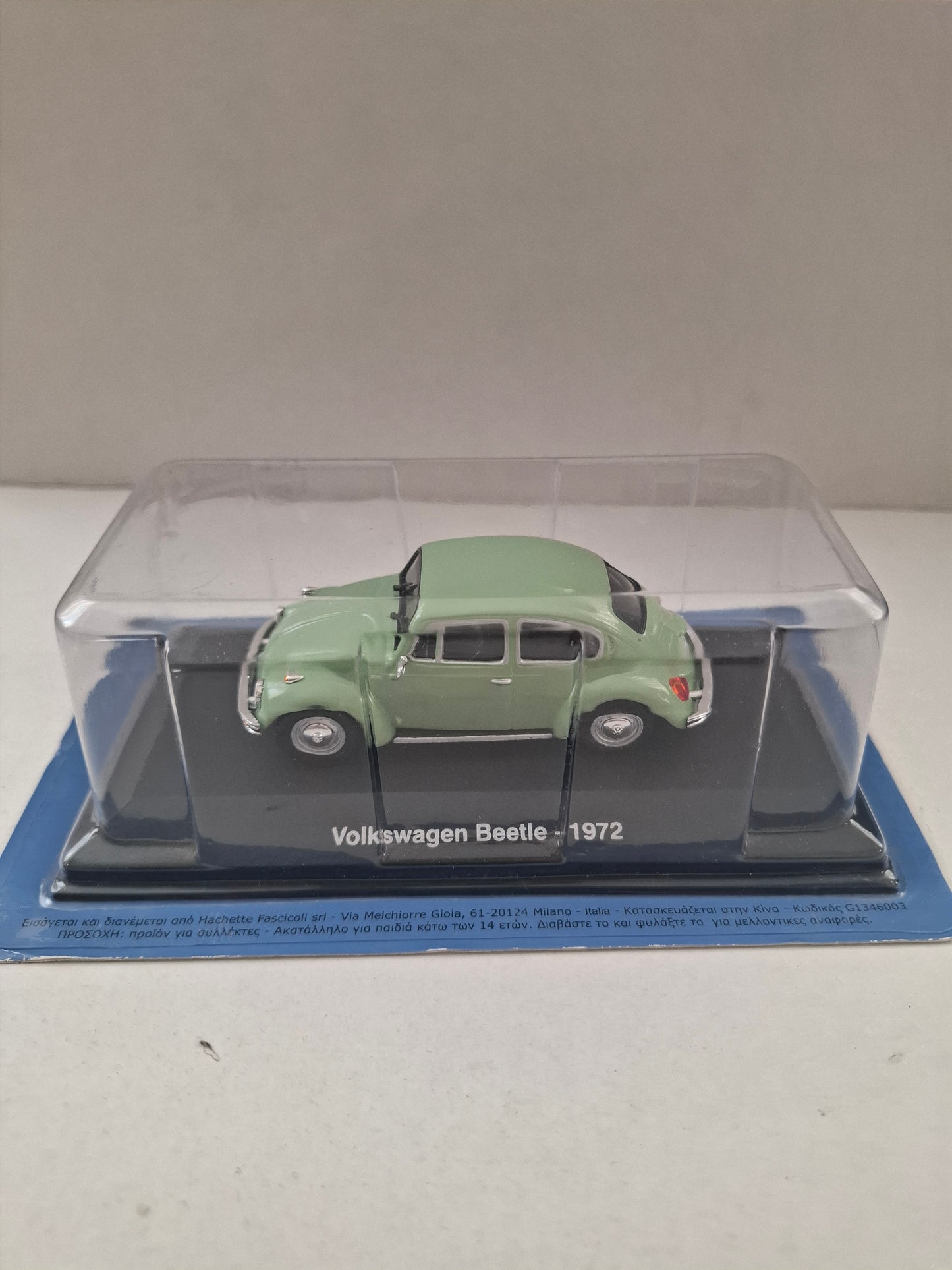 Hachette 1972 Volkswagen Beetle – 1:43 Die-Cast “Unforgettable Cars” Series – New in Display Case