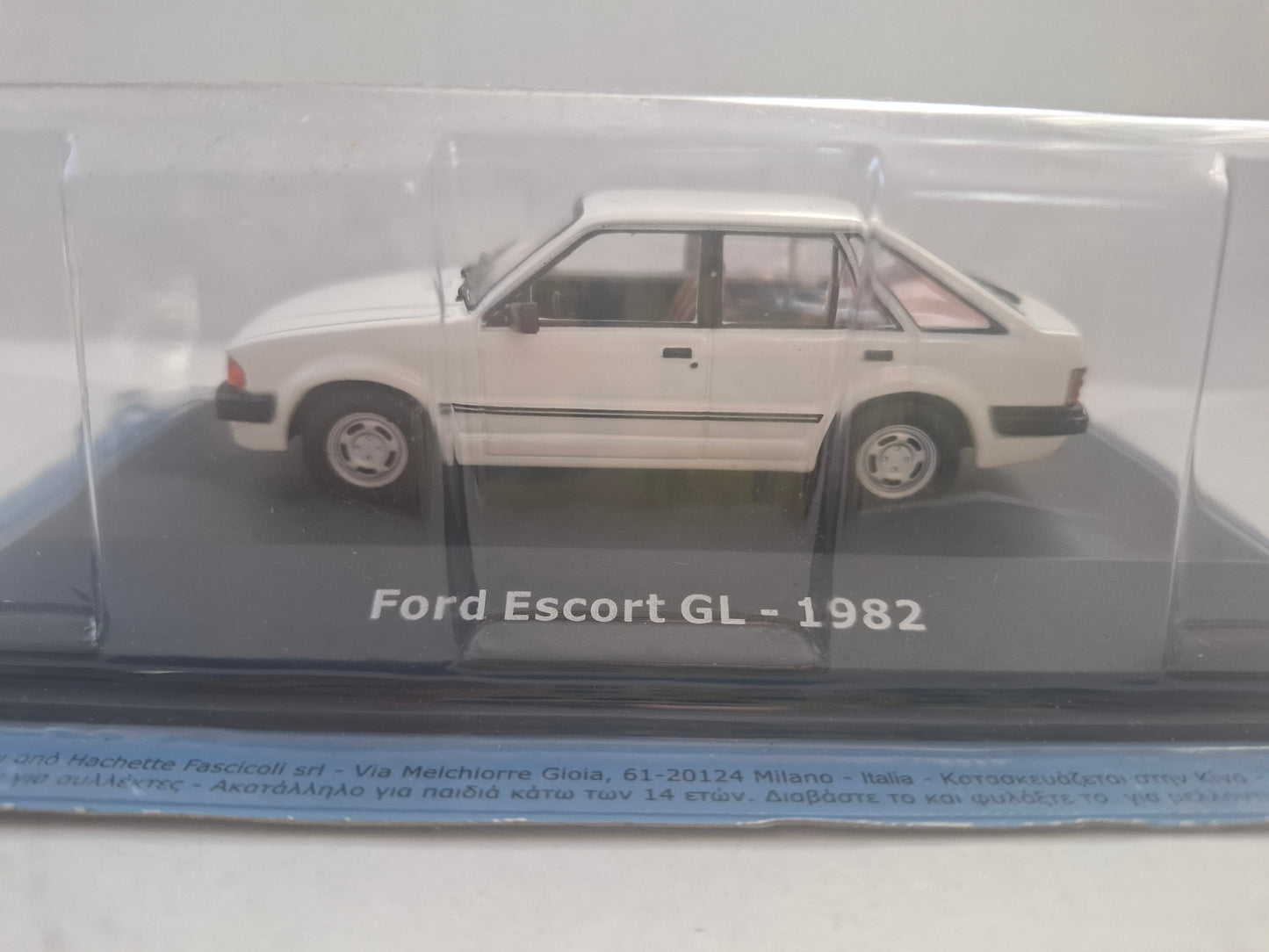 Hachette 1982 Ford Escort GL White – 1:43 Die-Cast “Unforgettable Cars” Series – New in Display Case