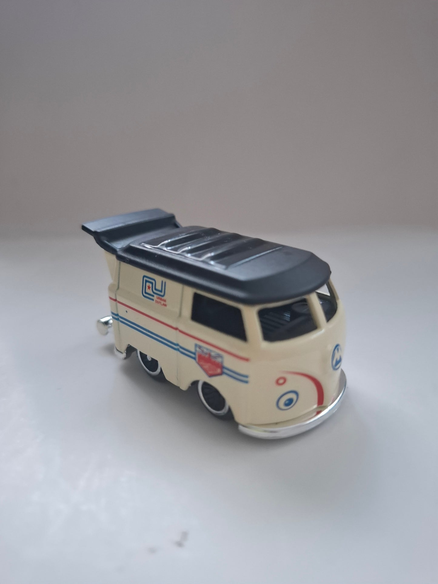 Hot Wheels Volkswagen Kool Kombi Transporter Van – White Diecast Collectible
