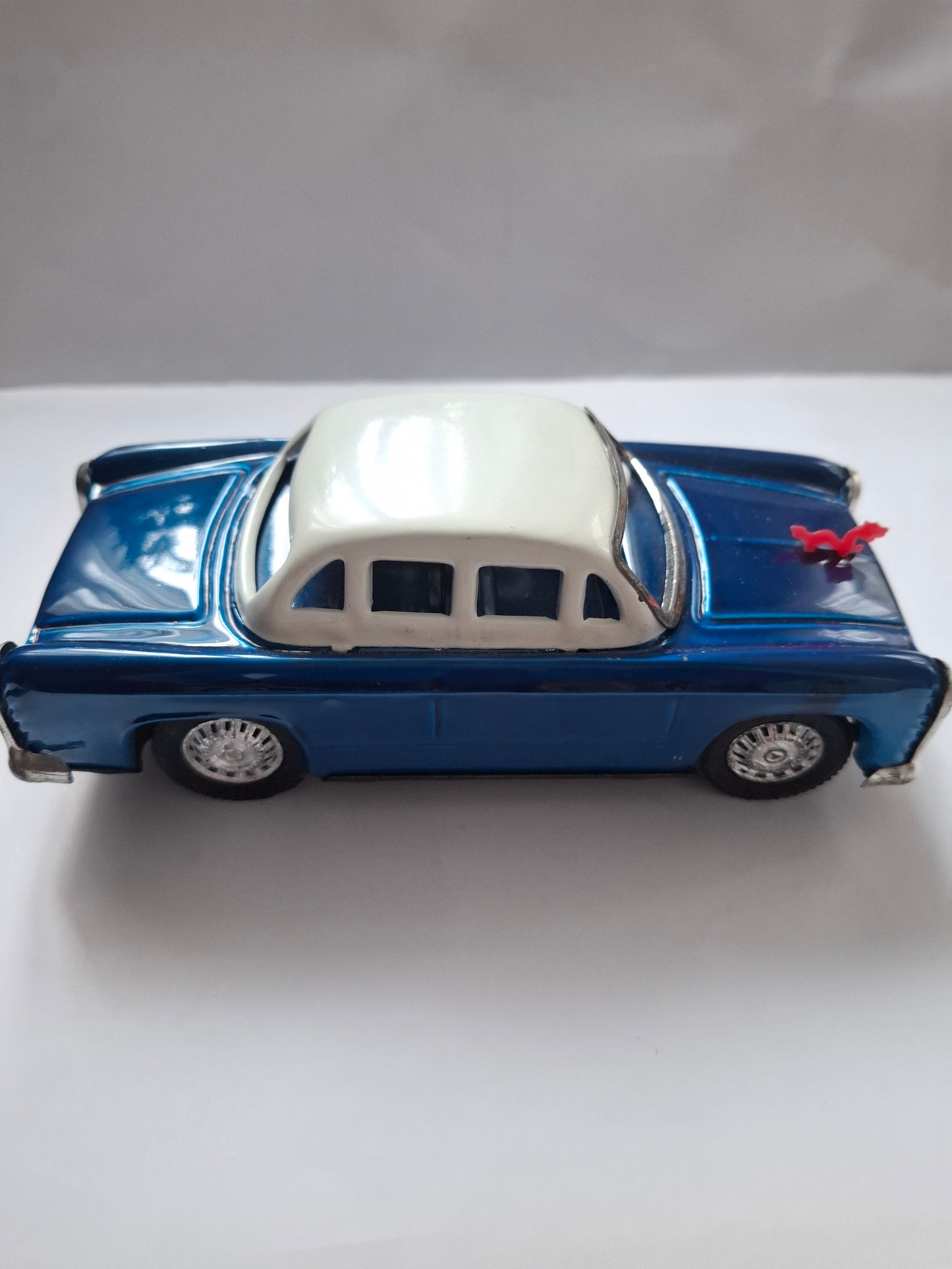 Vintage MF 032 Dong Feng Sedan – Tin Friction Toy with Original Packaging