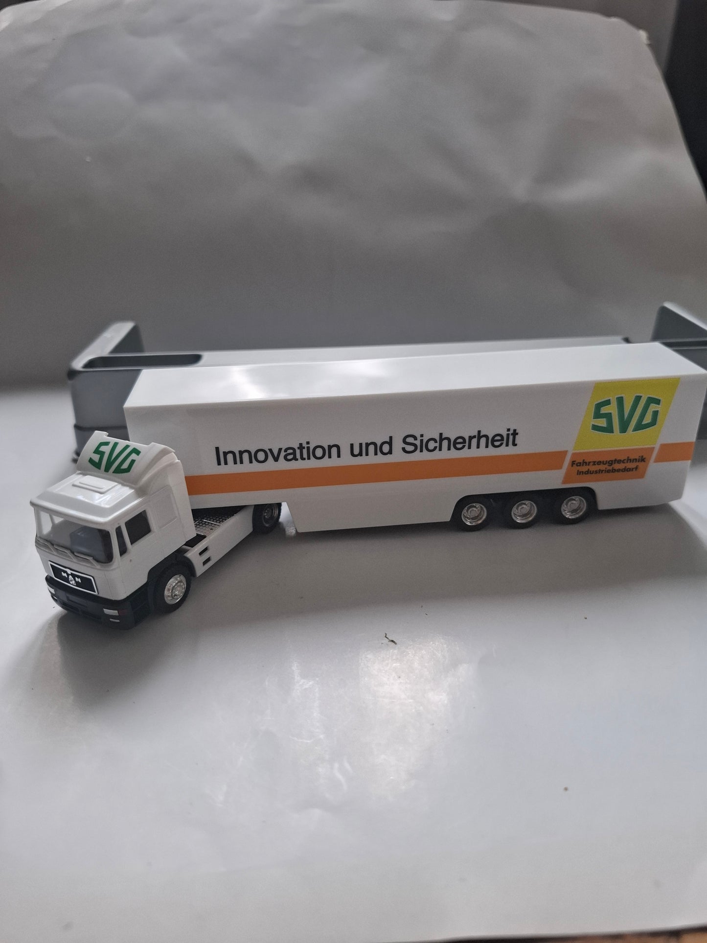 1:87 MAN F90 Truck with Box Trailer – SVG Branding – 1986 Classic – Original Box