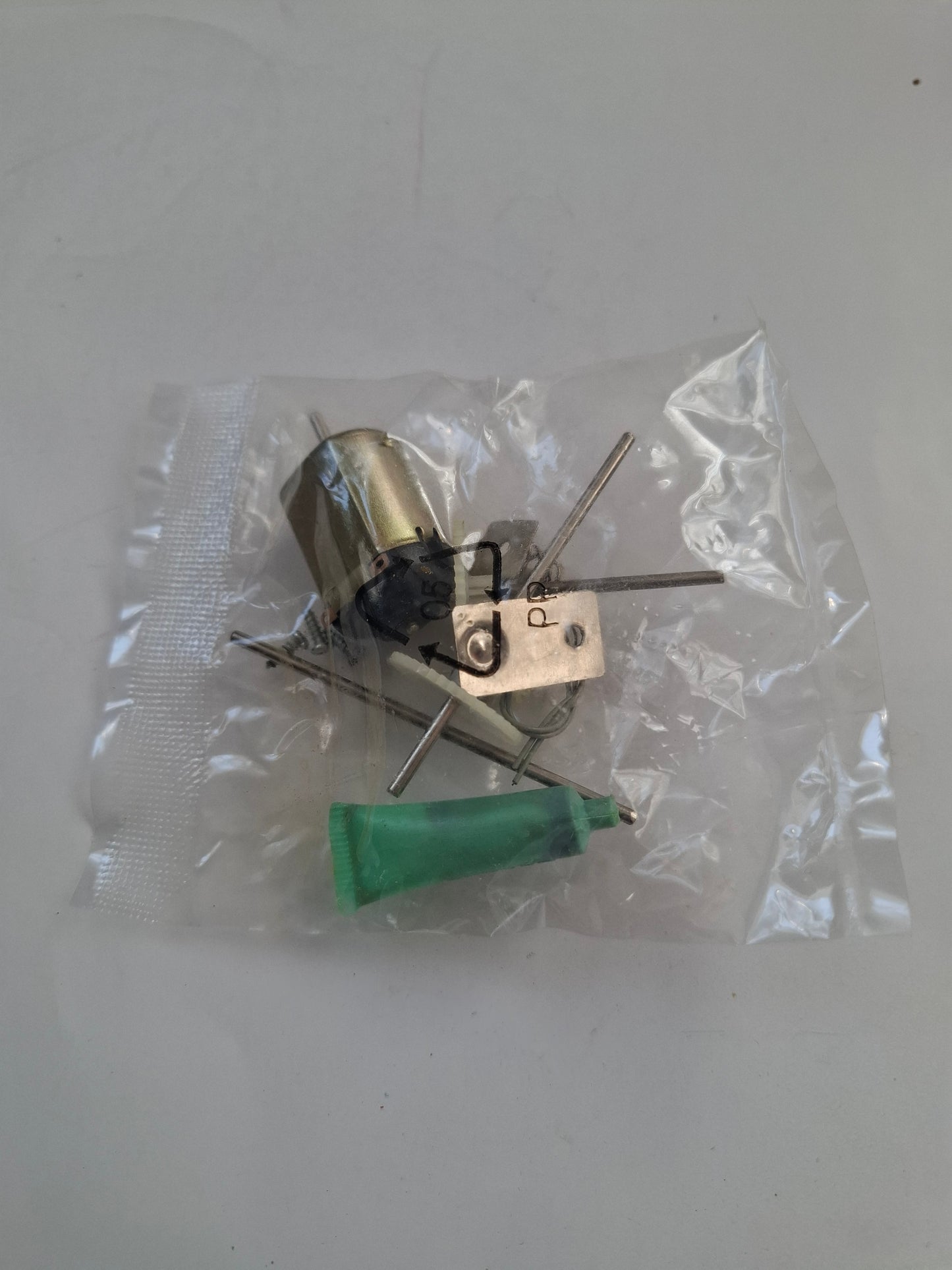 Belamonte 1/48 U.S. M1A1 Abrams Tank Model Kit (#DF516) – Motorized, Opened,