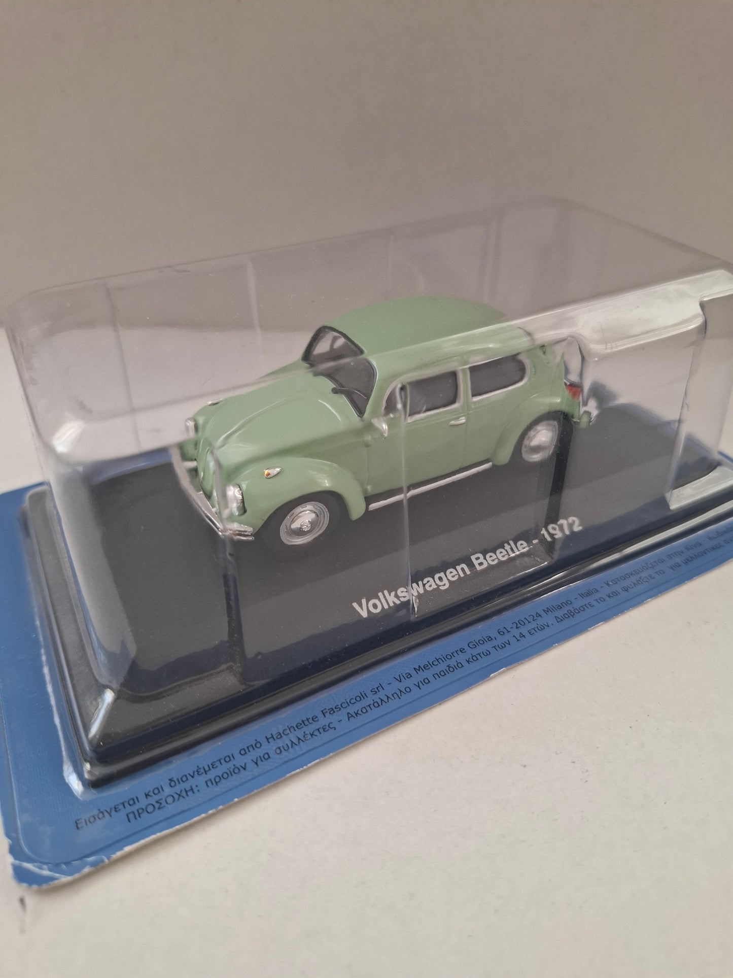 Hachette 1972 Volkswagen Beetle – 1:43 Die-Cast “Unforgettable Cars” Series – New in Display Case