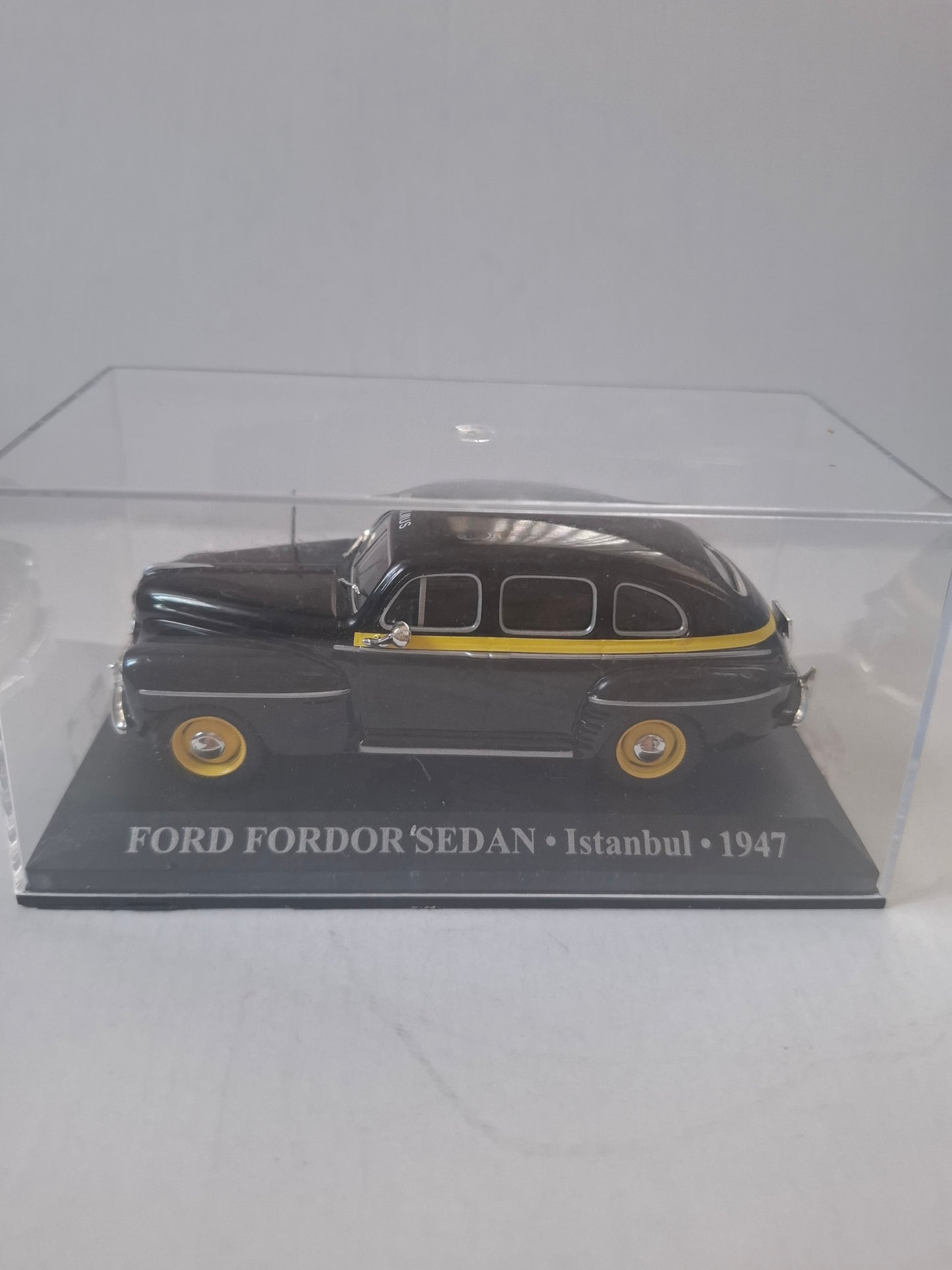 1:43 Ford Fordor Sedan 1947 Istanbul Taxi – IXO/Altaya World Taxi – Display Model – Used Good