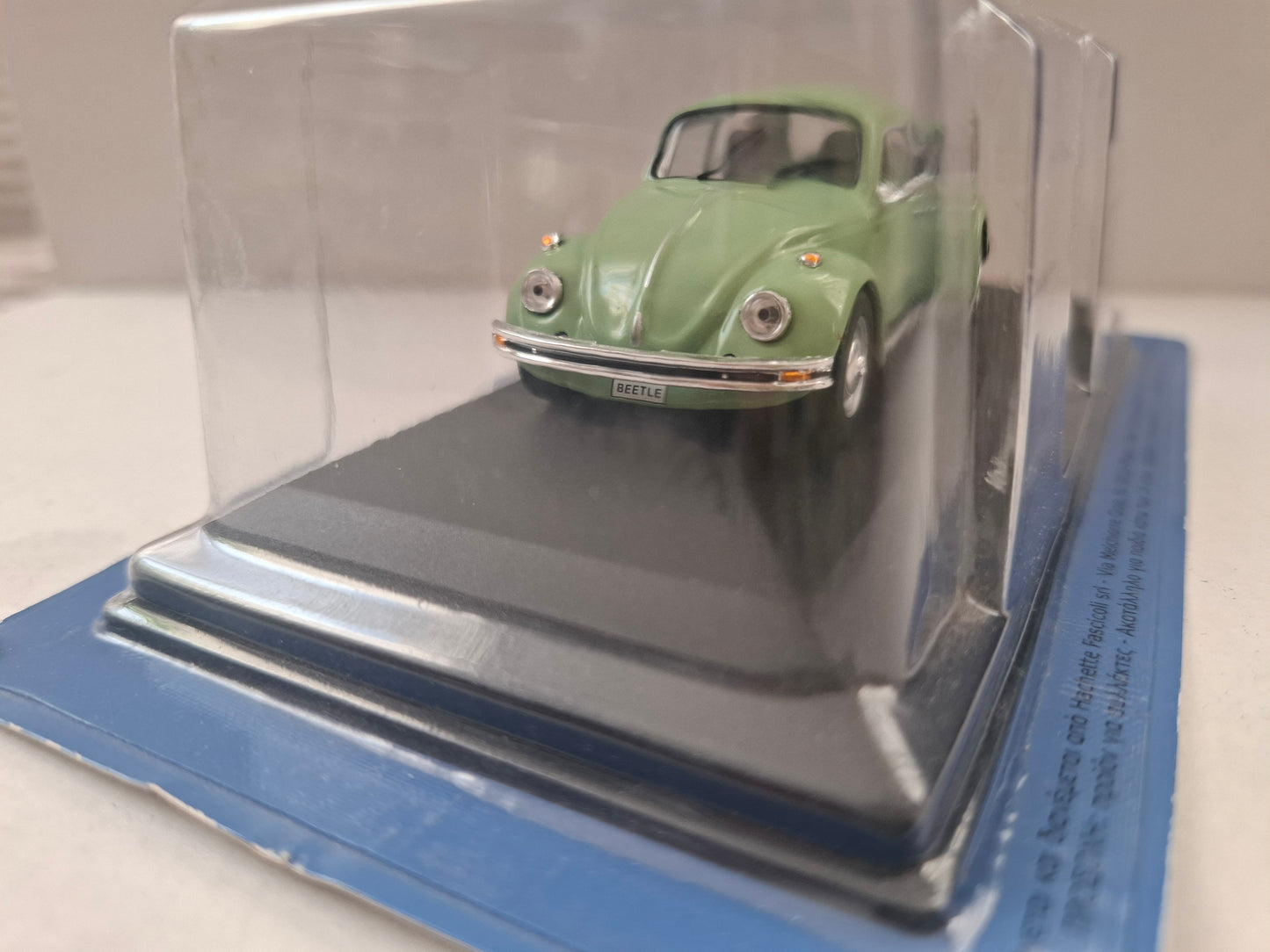 Hachette 1972 Volkswagen Beetle – 1:43 Die-Cast “Unforgettable Cars” Series – New in Display Case