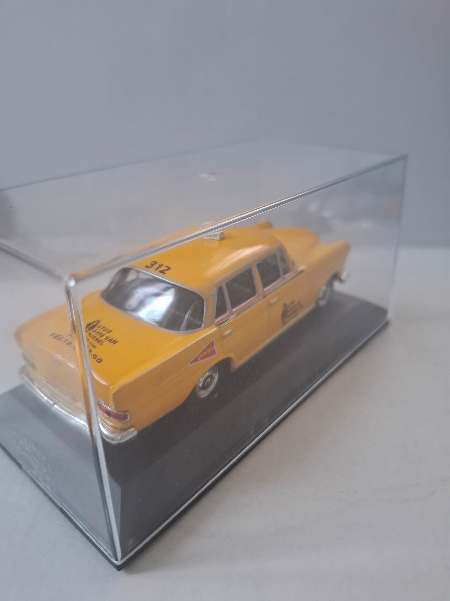 1:43 Mercedes-Benz 200D W115 Brussels Taxi 1966 – Atlas/IXO – World Taxi – Used Good