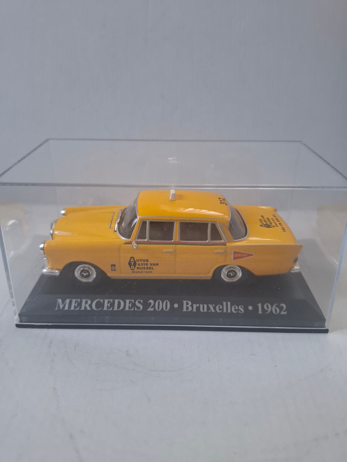 1:43 Mercedes-Benz 200D W115 Brussels Taxi 1966 – Atlas/IXO – World Taxi – Used Good
