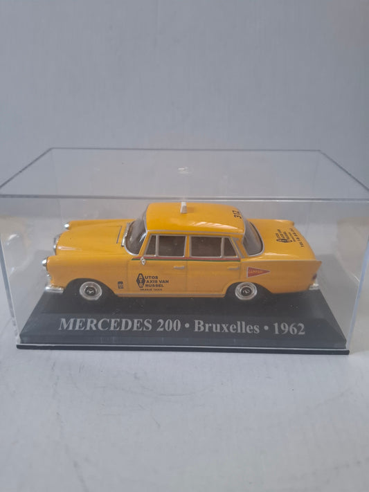1:43 Mercedes-Benz 200D W115 Brussels Taxi 1966 – Atlas/IXO – World Taxi – Used Good