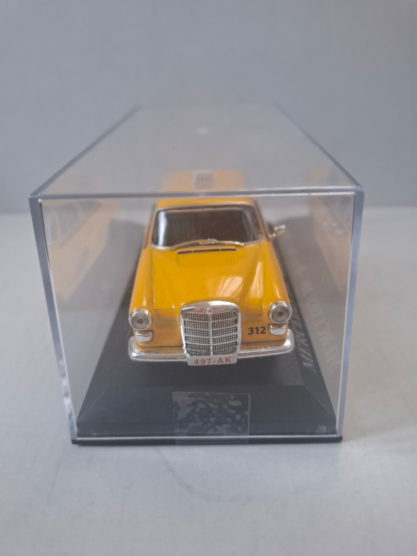 1:43 Mercedes-Benz 200D W115 Brussels Taxi 1966 – Atlas/IXO – World Taxi – Used Good