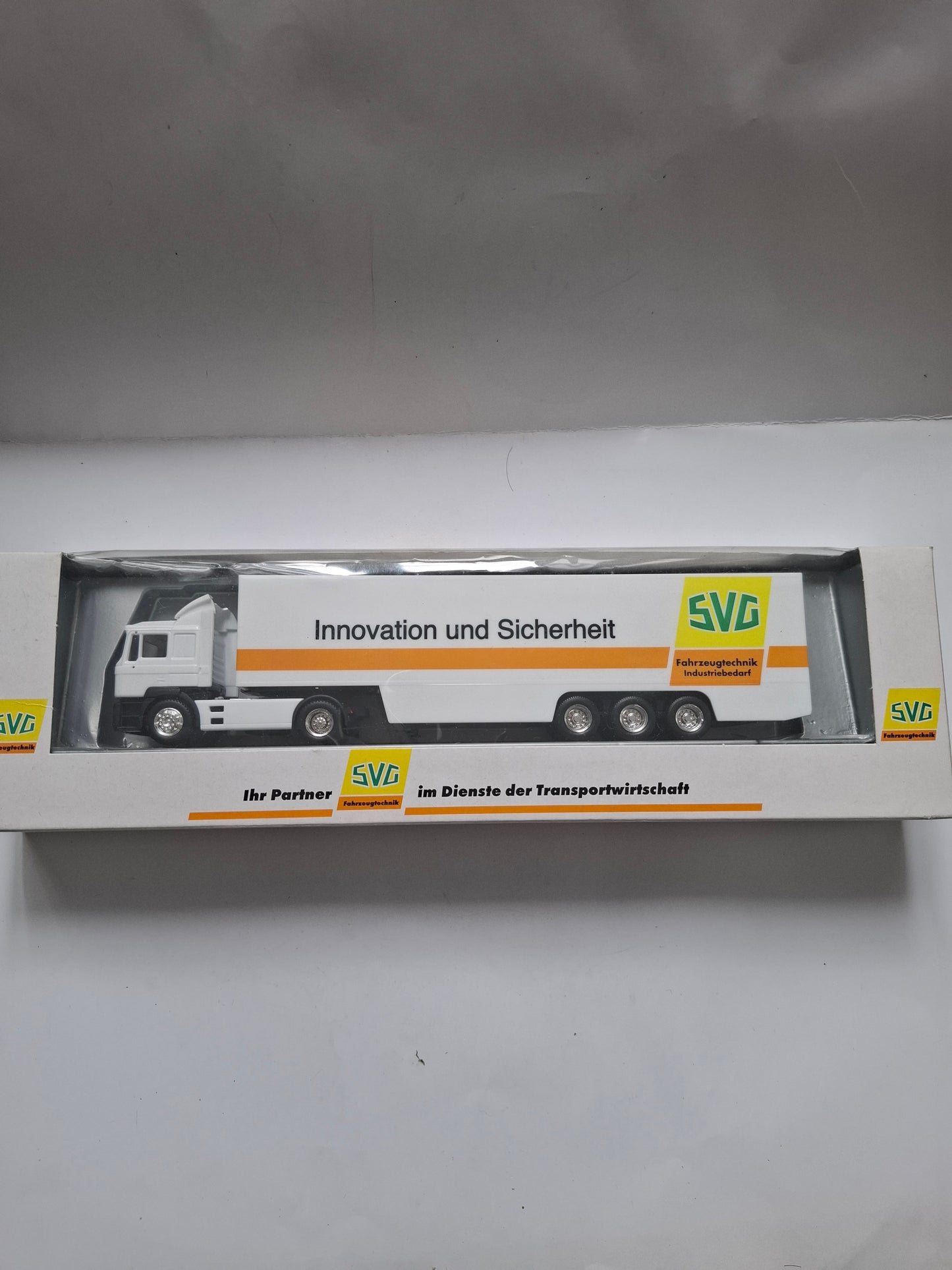 1:87 MAN F90 Truck with Box Trailer – SVG Branding – 1986 Classic – Original Box