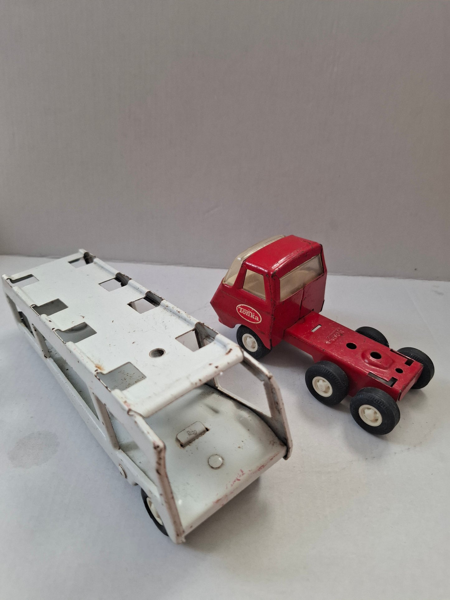 Vintage 9" Tonka Pressed Steel Car Carrier Toy Truck - Red Cab & White Trailer