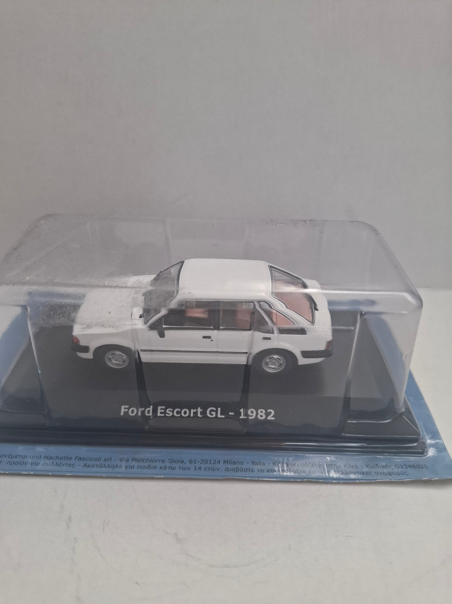 Hachette 1982 Ford Escort GL White – 1:43 Die-Cast “Unforgettable Cars” Series – New in Display Case