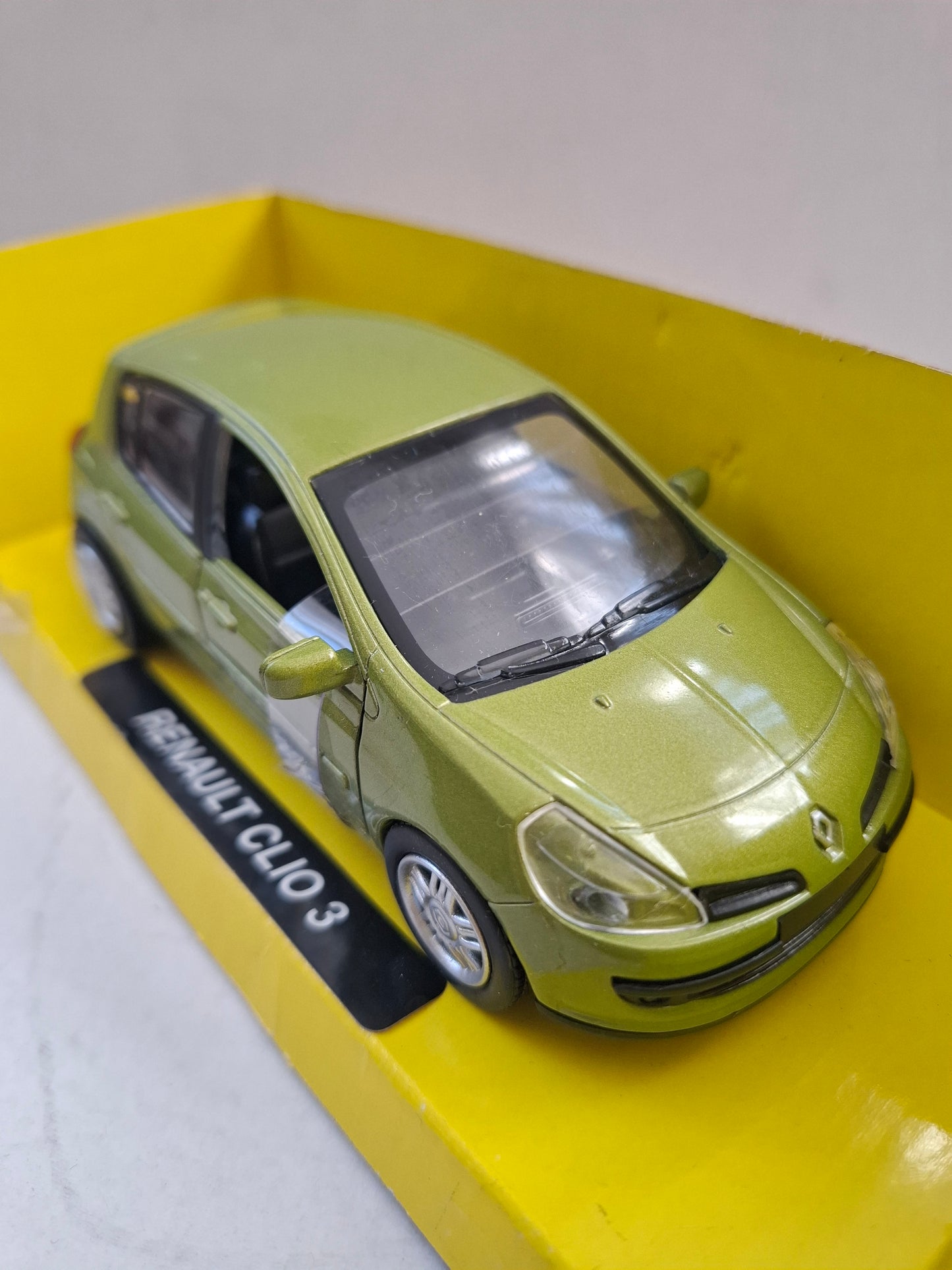 Renault Clio III (2003) – 1:32 Scale Die-Cast Model by New-Ray – Like New, Box Damaged