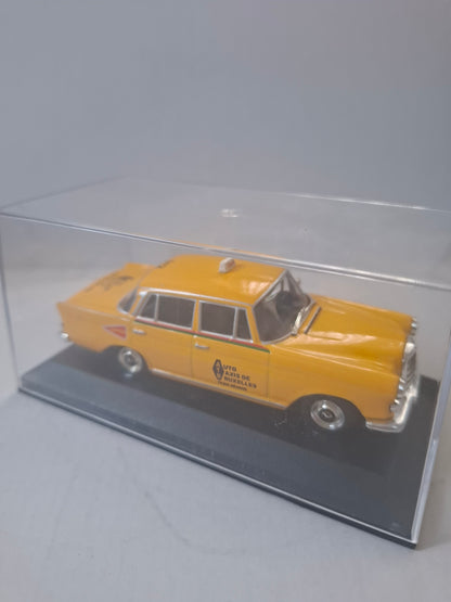 1:43 Mercedes-Benz 200D W115 Brussels Taxi 1966 – Atlas/IXO – World Taxi – Used Good